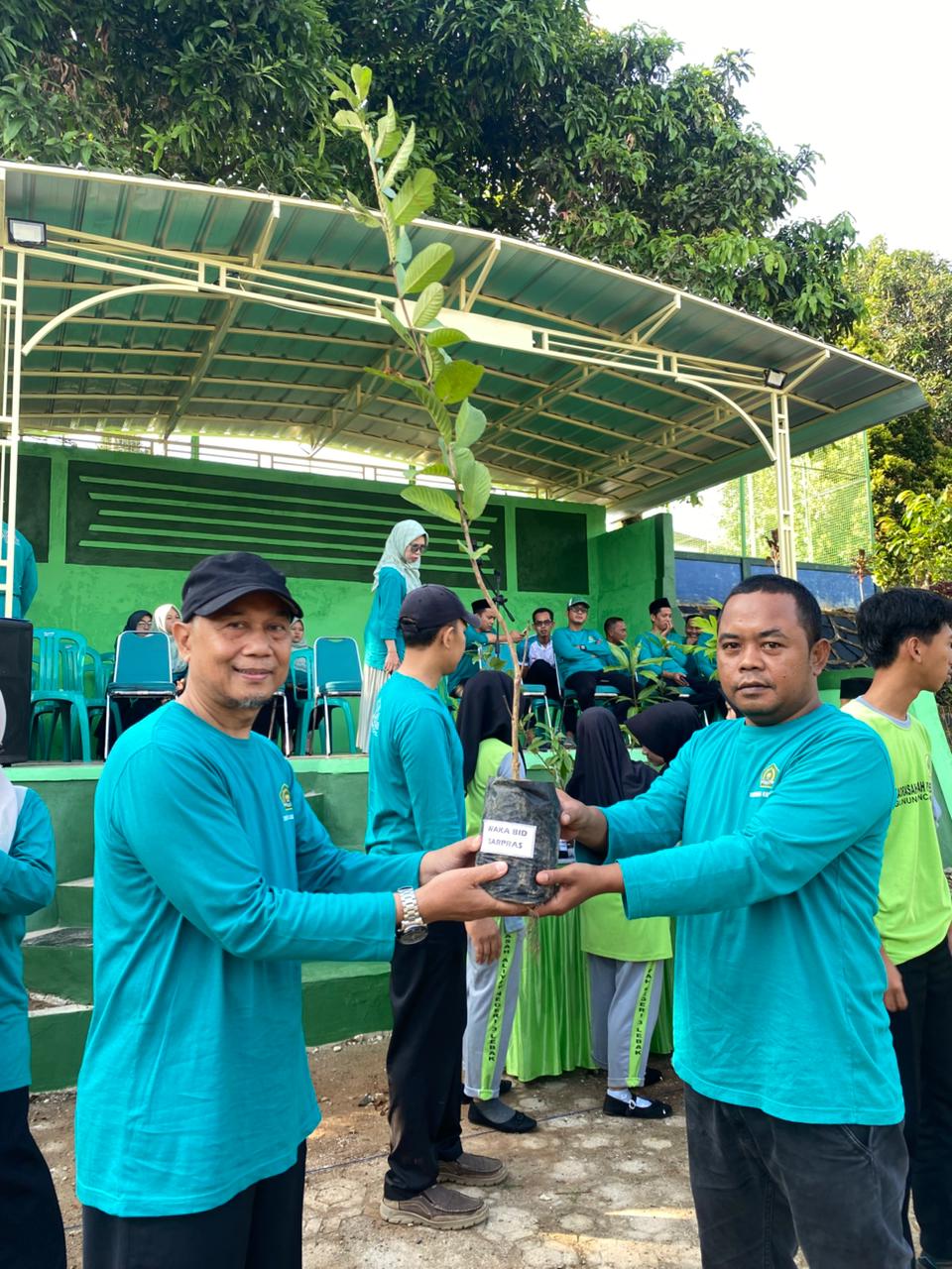 MAN 3 Lebak Laksanakan Kegiatan Tanam Pohon dilingkungan Madrasah “Hijaukan Madrasah, Lestarikan Lingkungan Menuju Madrasah Adiwiyata